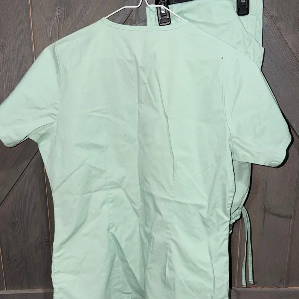 Butter-Soft Women's Mint Green Scrub Top - Picture 4 of 8